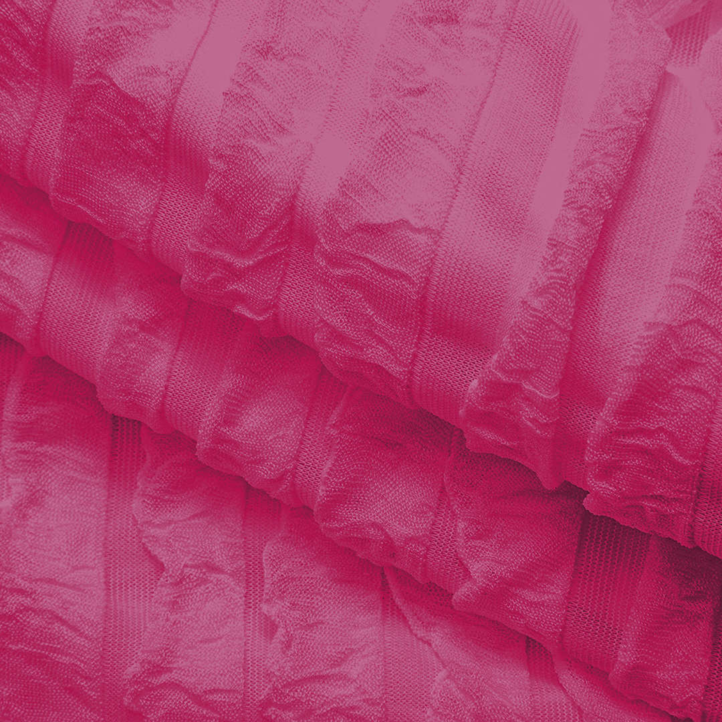 Axelbandslös midiklänning i veckad jersey med knappstängning lång ärm och figurnära passform