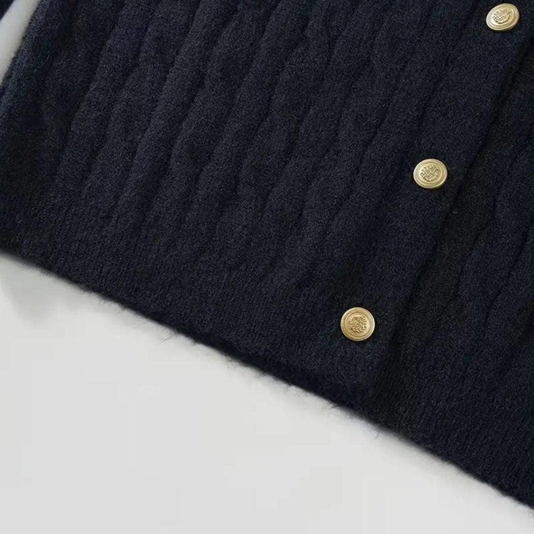 Stickad kofta med kabelmönster skjortkrage och manschetter