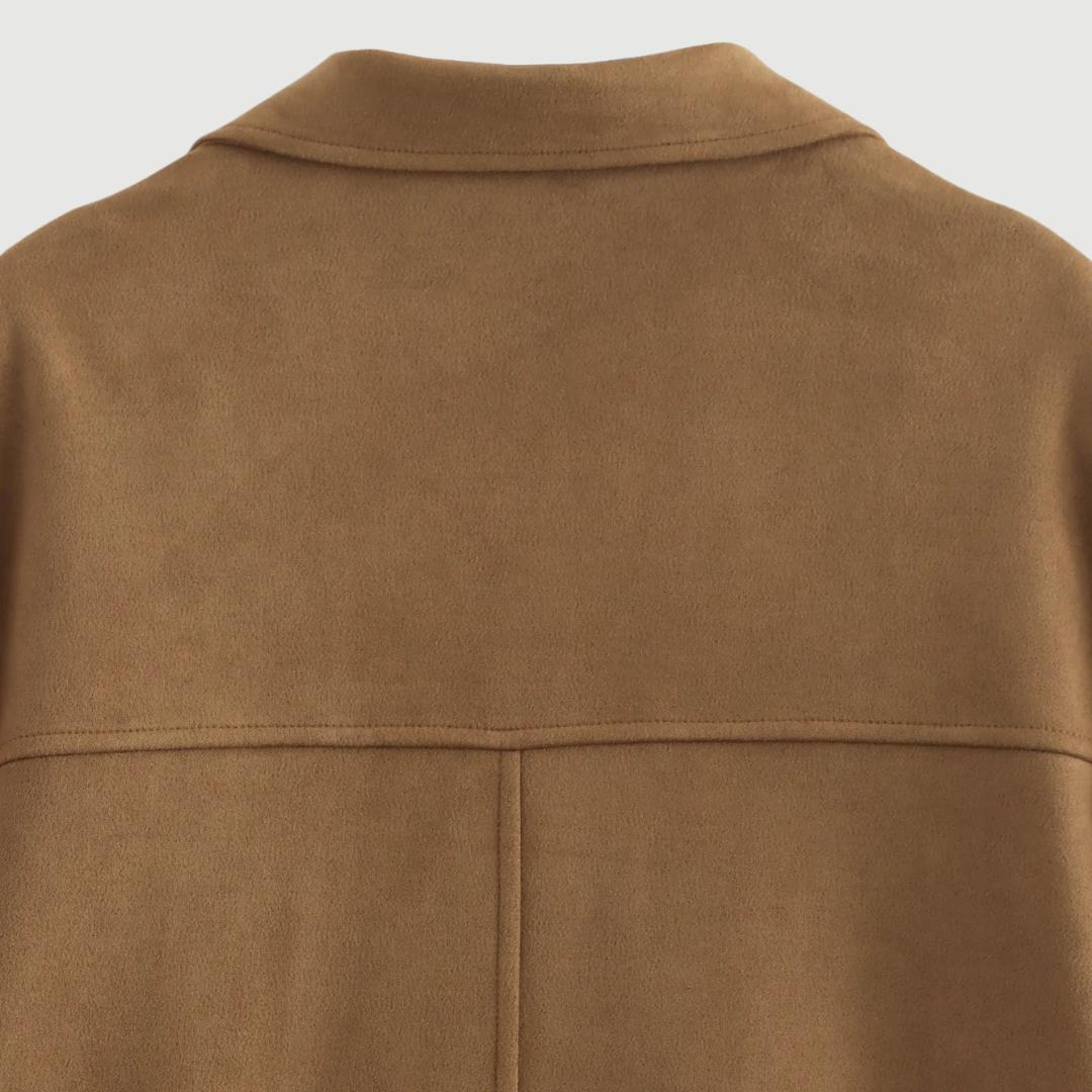 Oversized brun jacka i mockastruktur med knappar och slagkrage