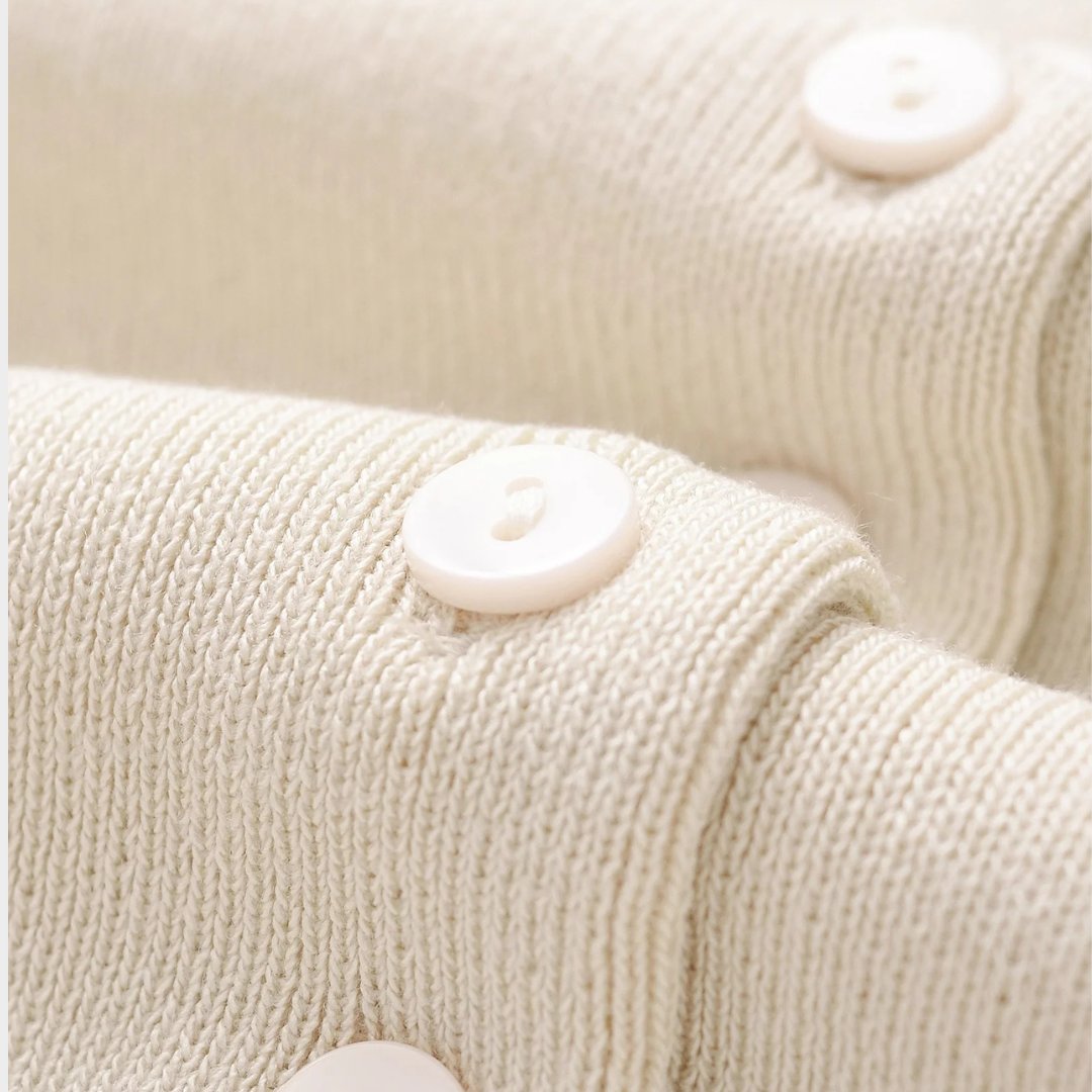 Beige ribbstickad damkofta med knappar