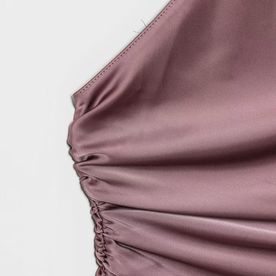 Tvådelat set med asymmetrisk topp och vida byxor – enfärgat eller prickigt