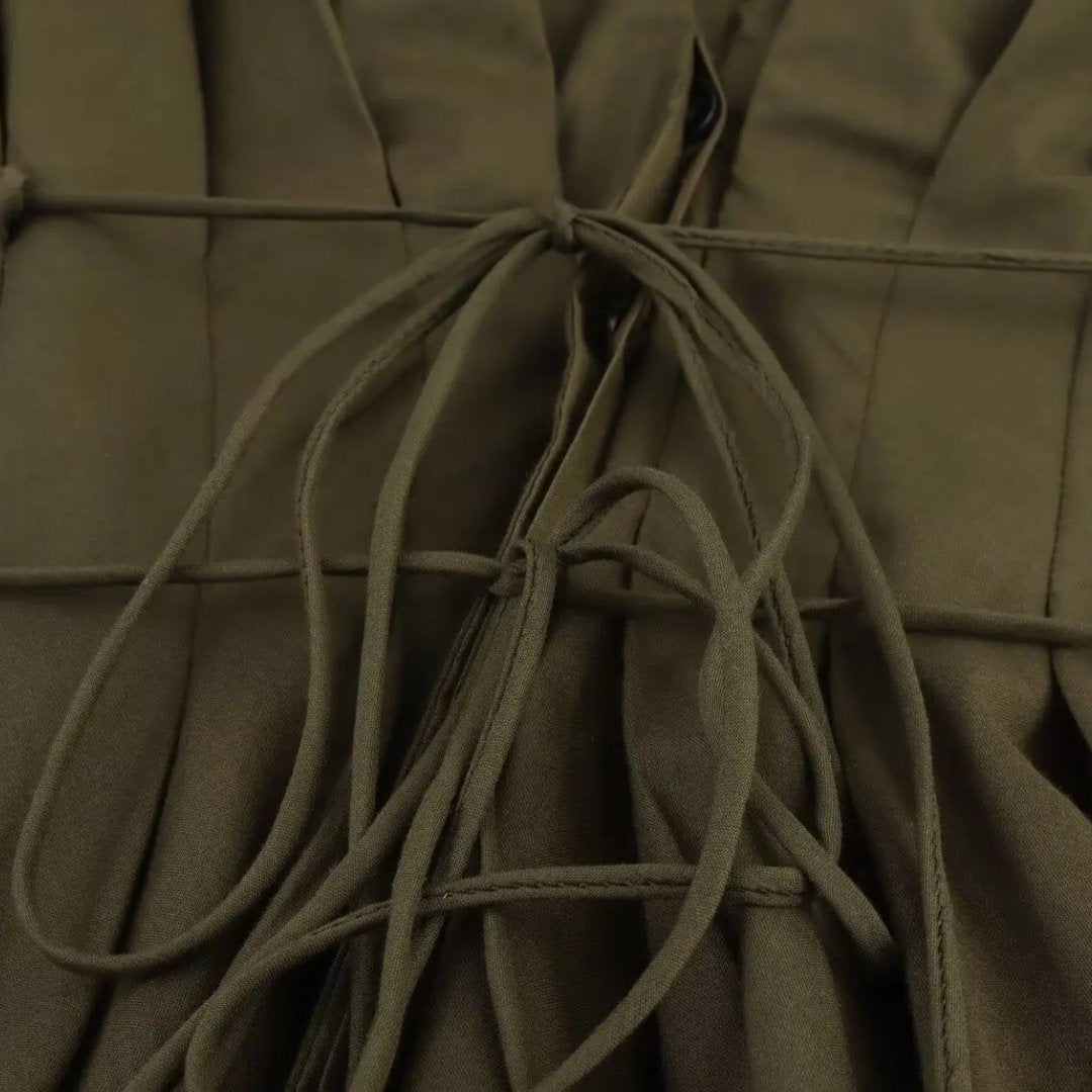 Midiklänning med omlottkänsla och resårmidja i vävt tyg