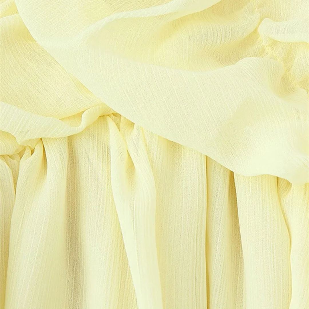 Lång klänning med rynkade detaljer och puffärm i vävt tyg