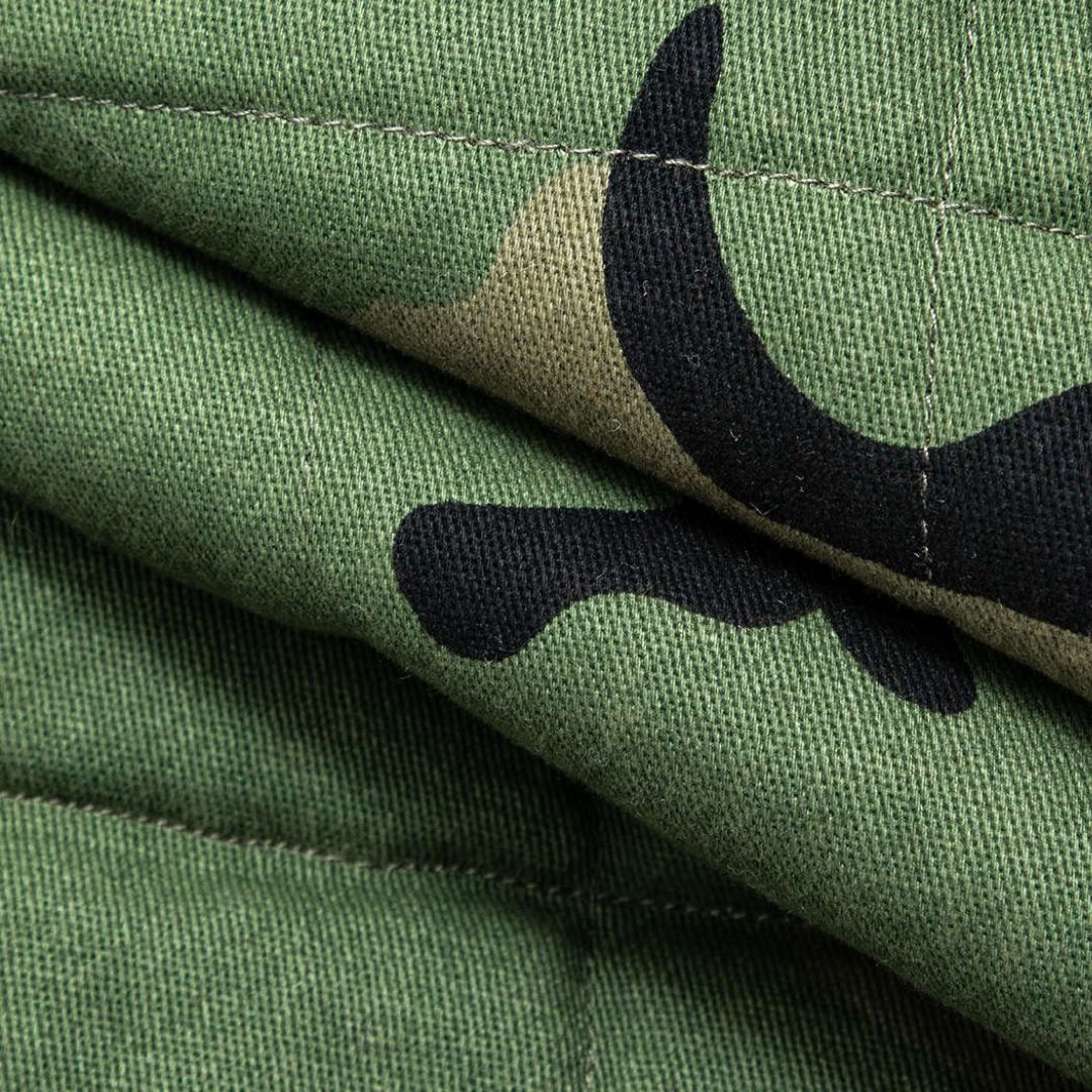 Ärmlös vadderad denimväst med huva och sidosnörning