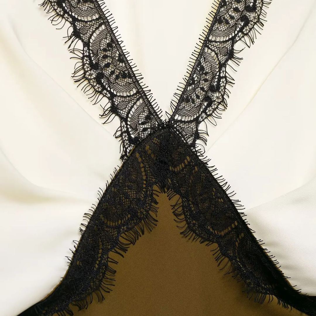 Silkesliknande midigown med spetskant och kontrasterande överdel