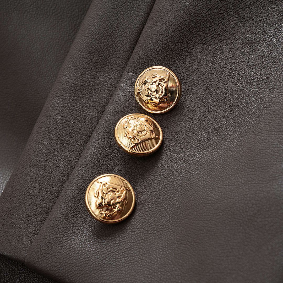 Svart kort kavaj i veganskt läder med dubbelknäppning och dekorativa guldknappar