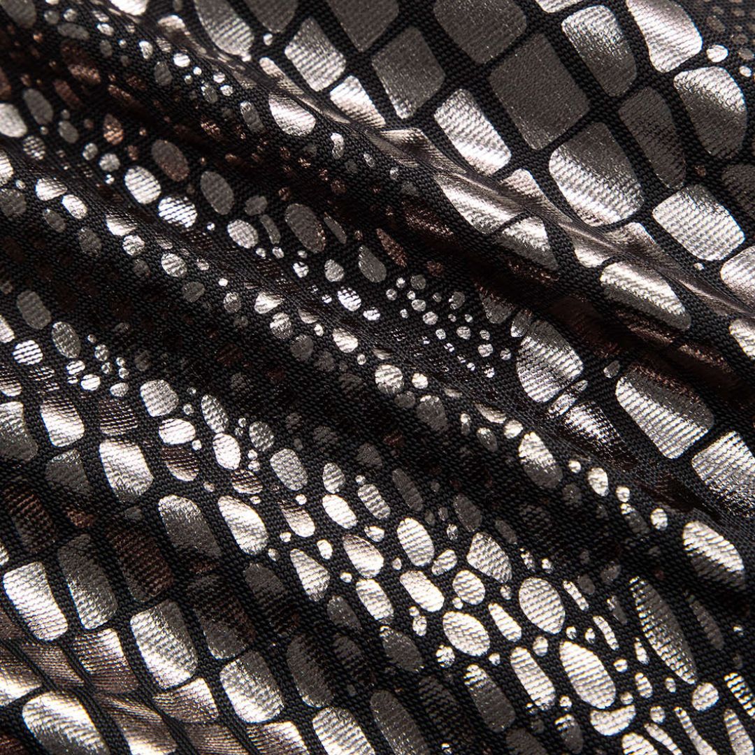 Midiklänning med långärmad topp i glansig krokodilpräglad imitation och draperad kjol i jersey med hög slits