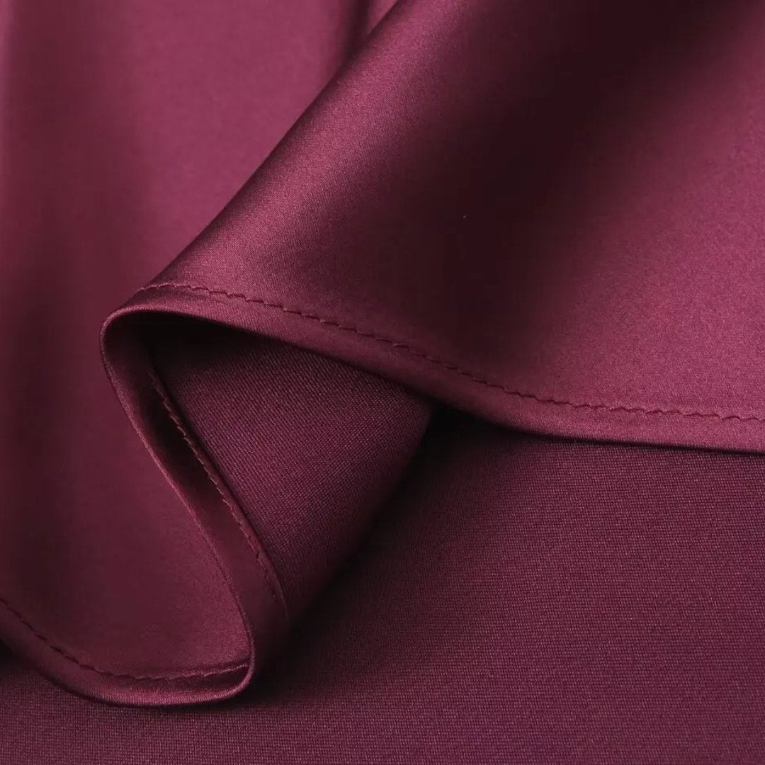 Satinkjol i midilängd med hög midja och A-linjeform