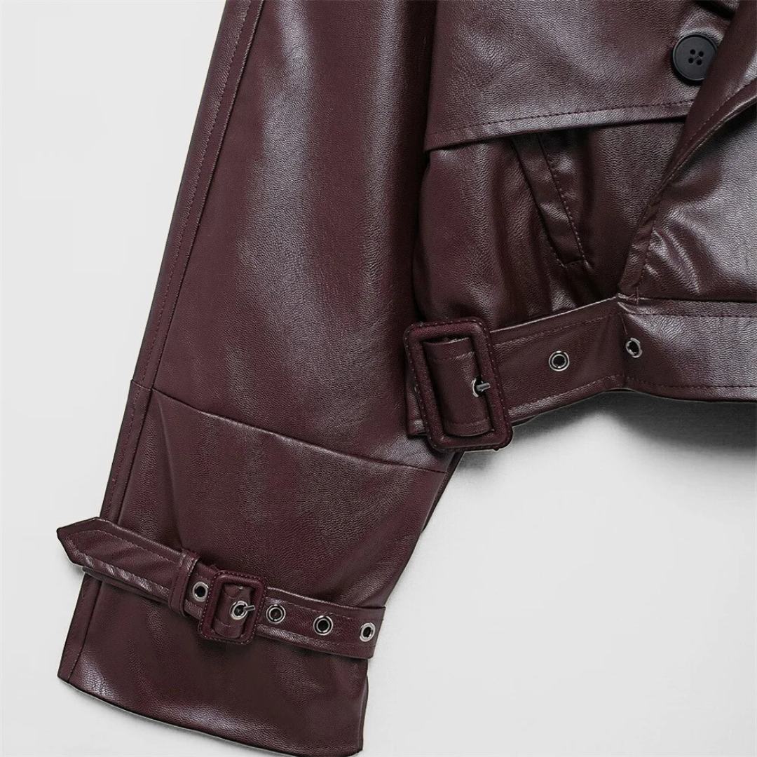 Kort trenchjacka i läderimitation med slagkrage och justerbara detaljer