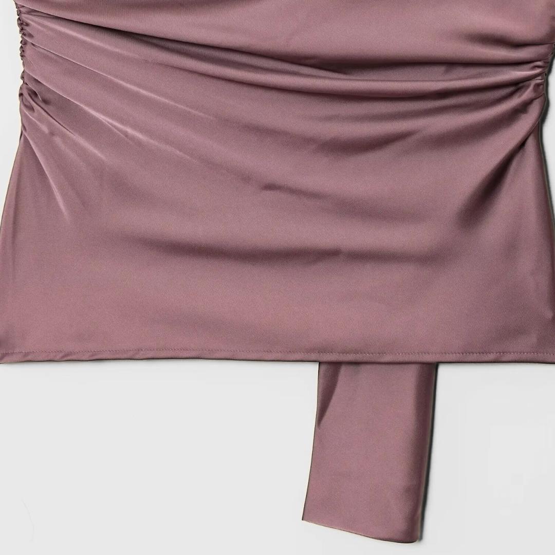 Tvådelat set med asymmetrisk topp och vida byxor – enfärgat eller prickigt