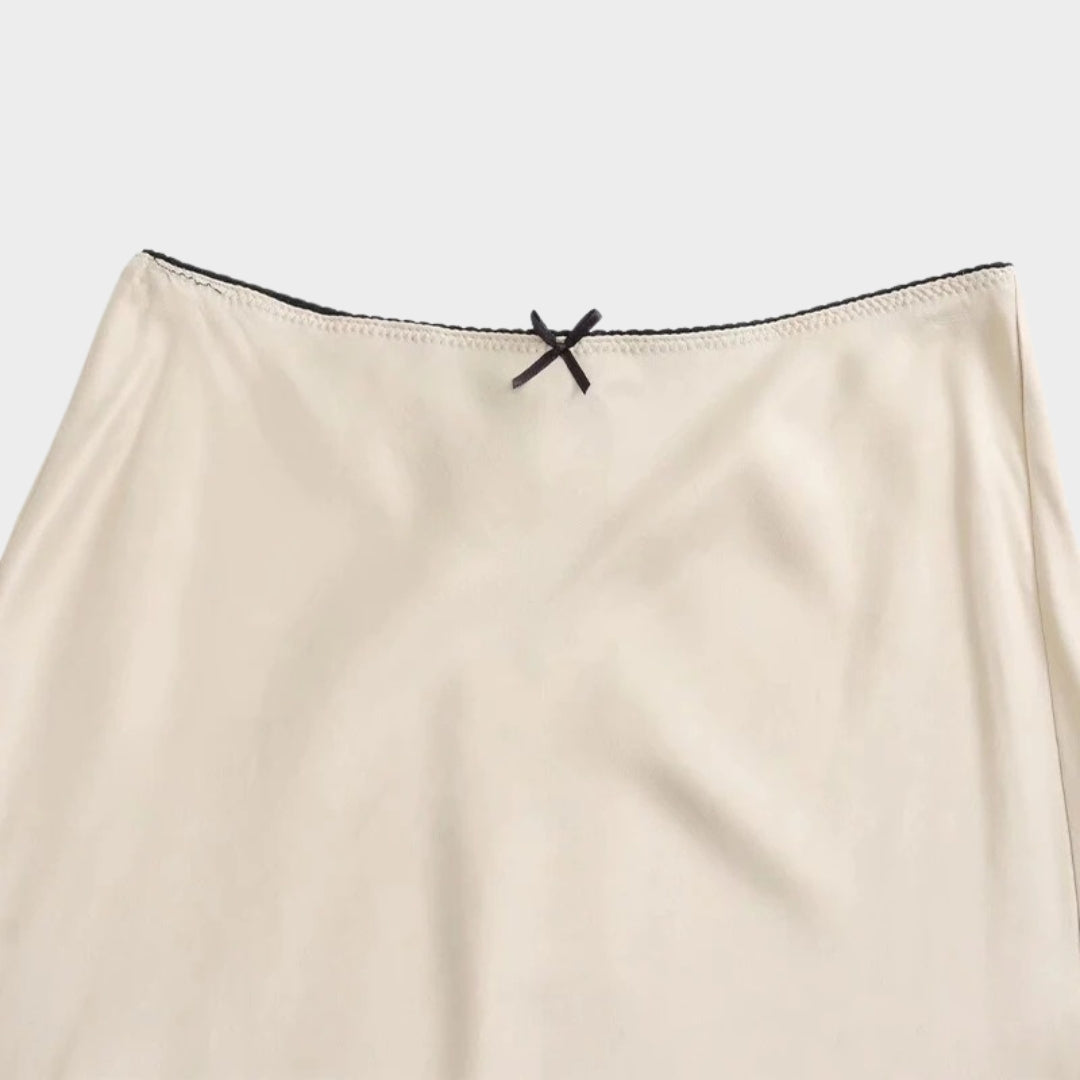 Midilång satinkjol med naturlig midja och A-linjeform