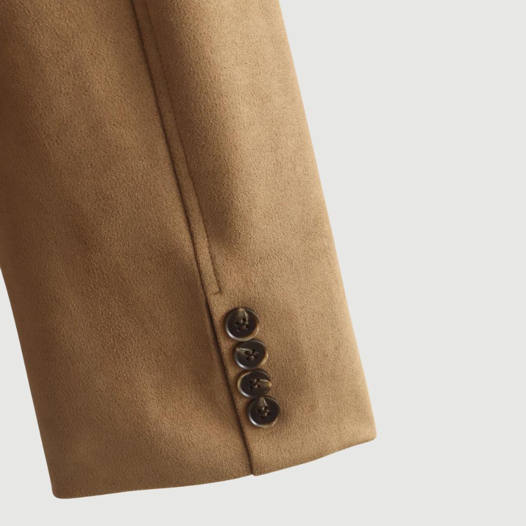 Oversized brun jacka i mockastruktur med knappar och slagkrage