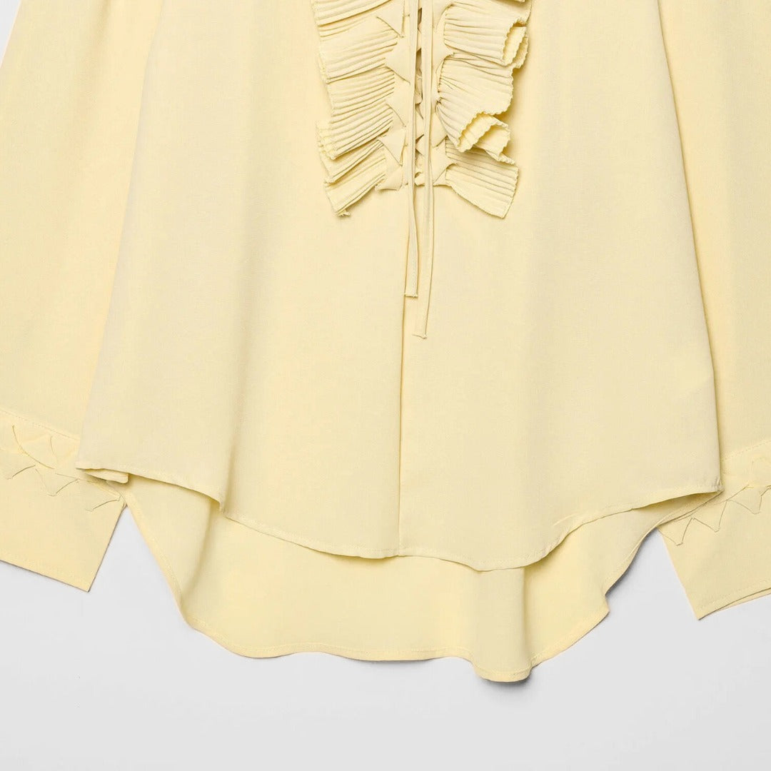 Blus med volangdetaljer och knytband samt asymmetrisk midikjol set