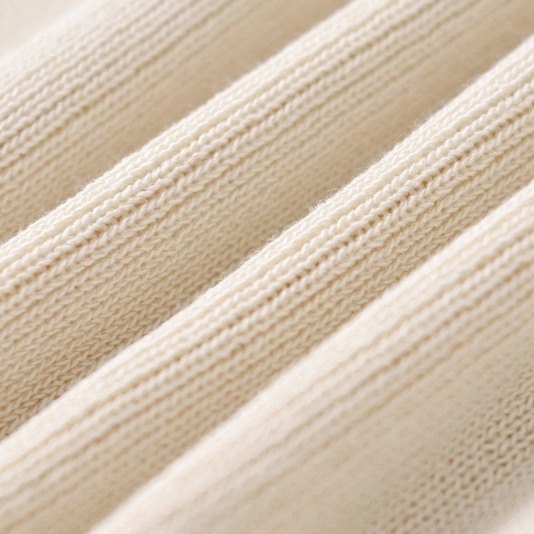 Beige ribbstickad damkofta med knappar