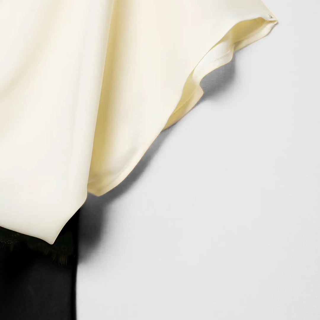 Silkesliknande midigown med spetskant och kontrasterande överdel