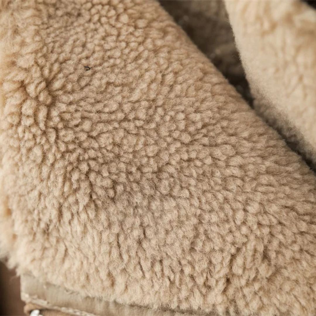 Kort ljusbrun bikerjacka i teddyfodrad design med dragkedja och skärp