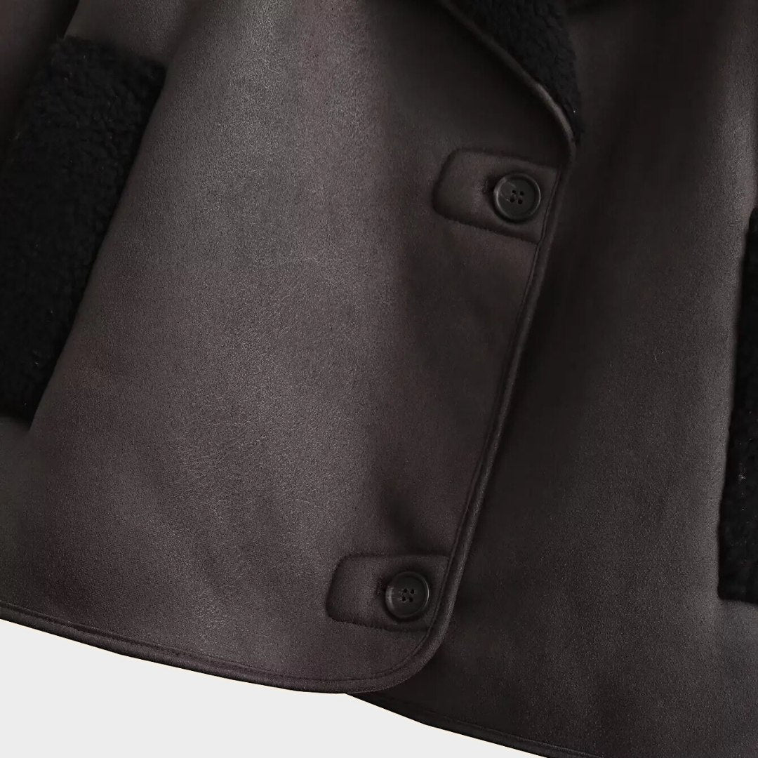 Brun kort kappa i skinnimitation med fickor och klassisk krage