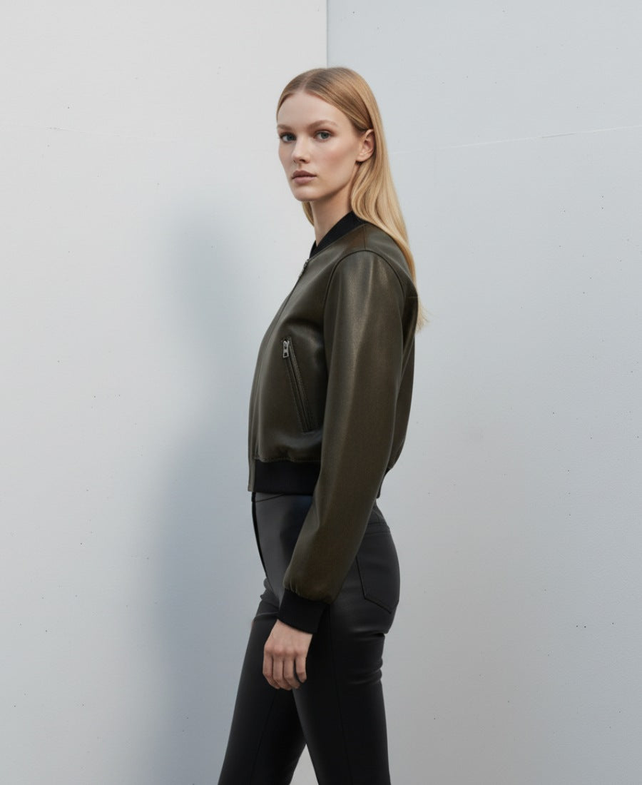 Boxig kort bomberjacka i fuskläder med vida ärmar och dragkedja