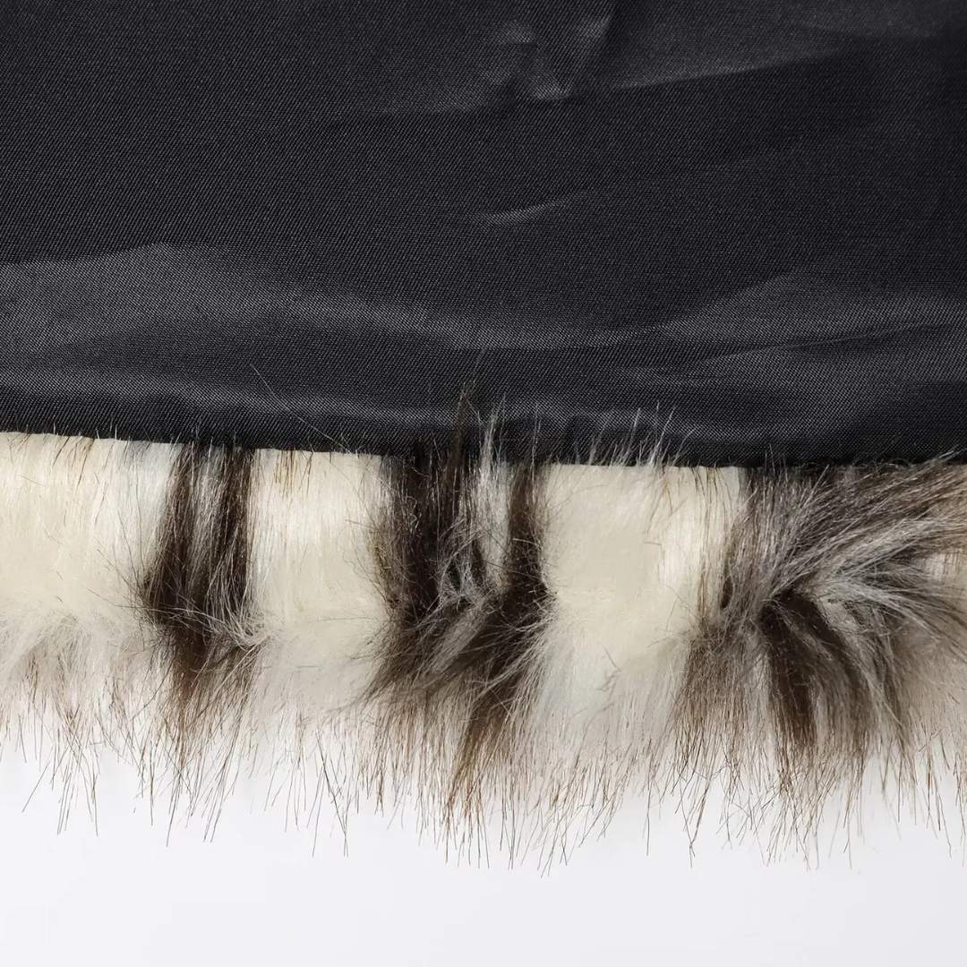 Kort fuskpälsjacka med djurmönster och dold knäppning