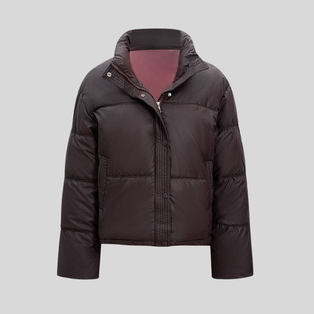 Kaffe kort vadderad jacka i matt material med ståkrage och tryckknappar