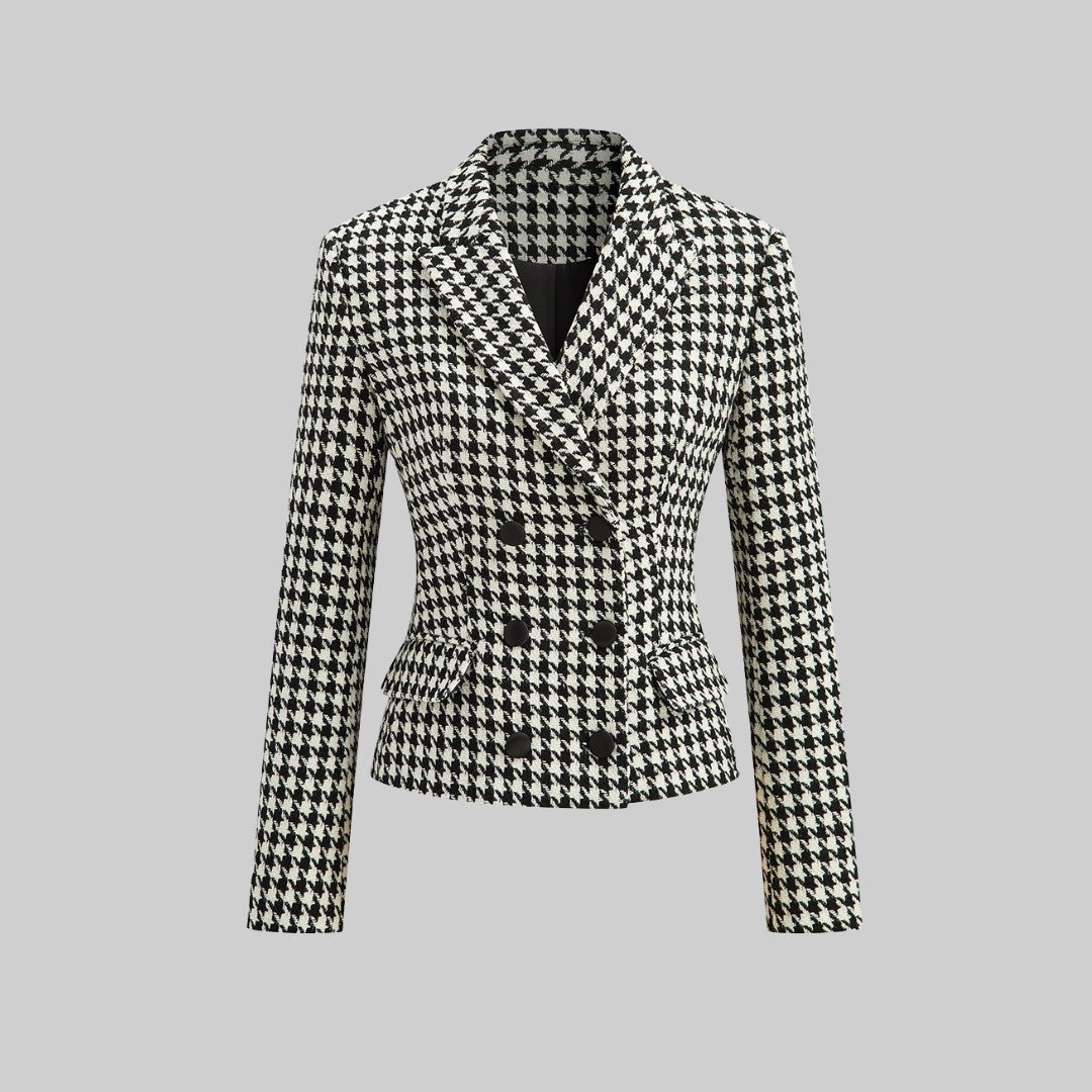 Svartvit tweedkavaj med dubbelknäppning, markerad midja och klassiskt hundtandsmönster