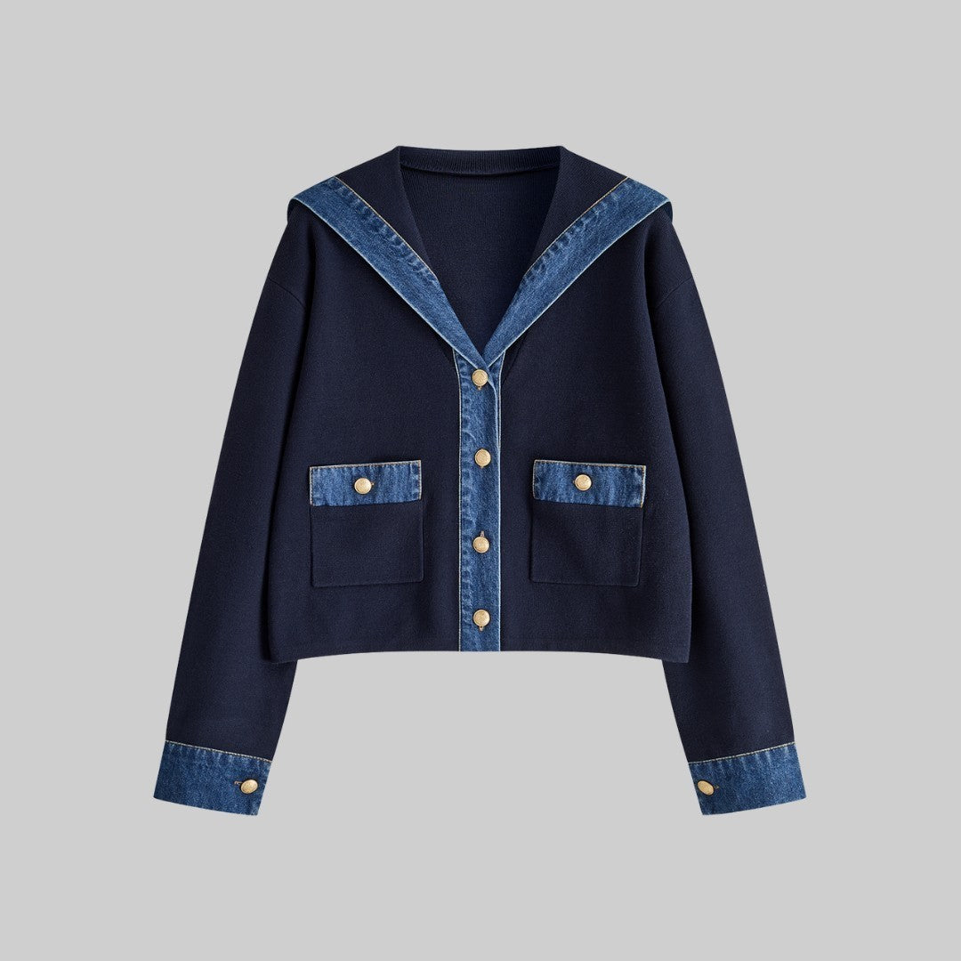 Marinblå stickad kort jacka med denimdetaljer, sjömanskrage och guldfärgade knappar