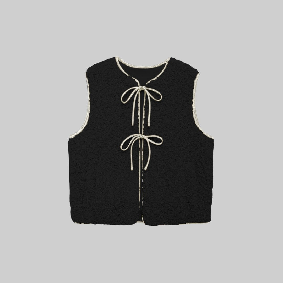 Fleeceväst med knytning och kontrastkant