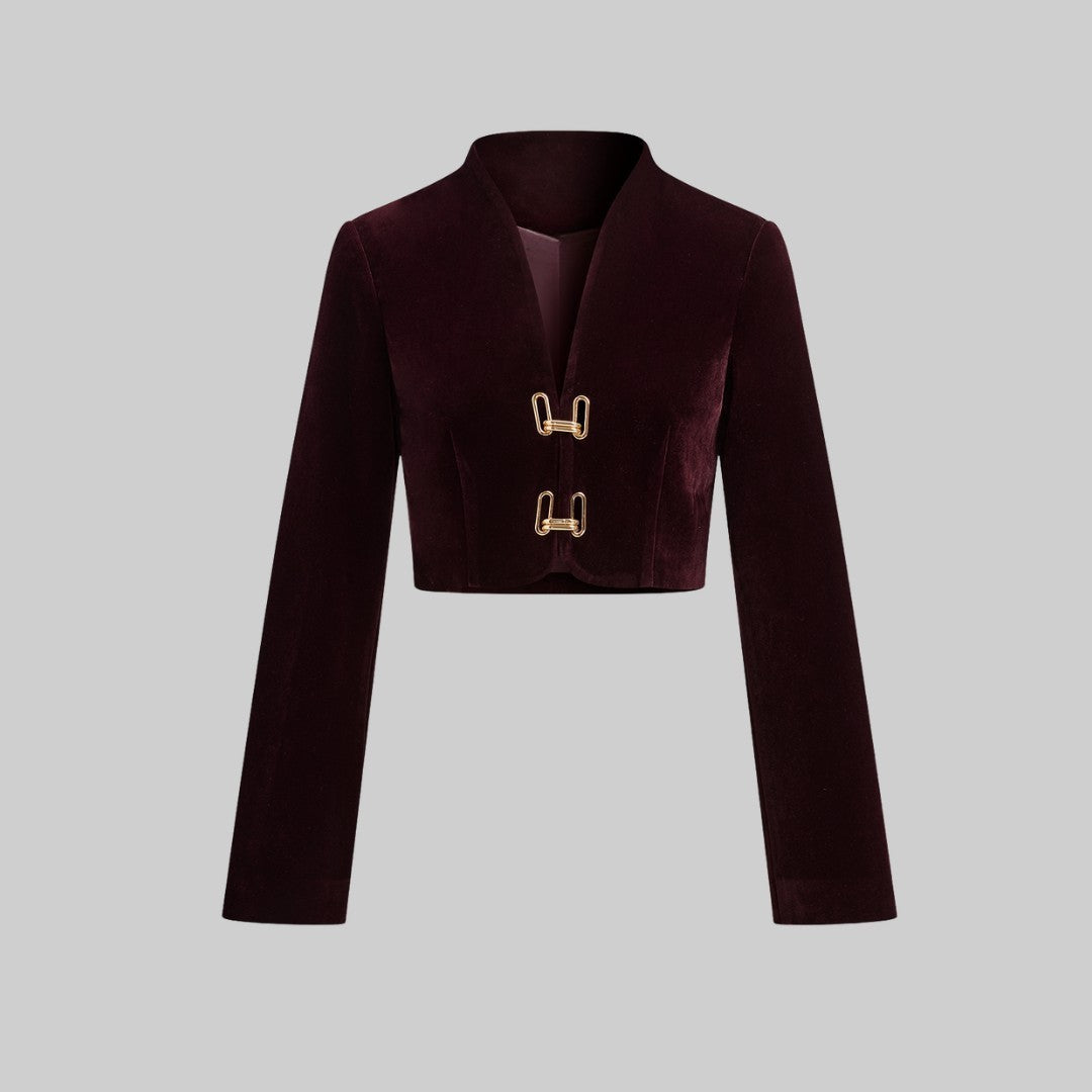 Vinröd sammetsjacka med dekorativa guldfästen och figursydd silhuett