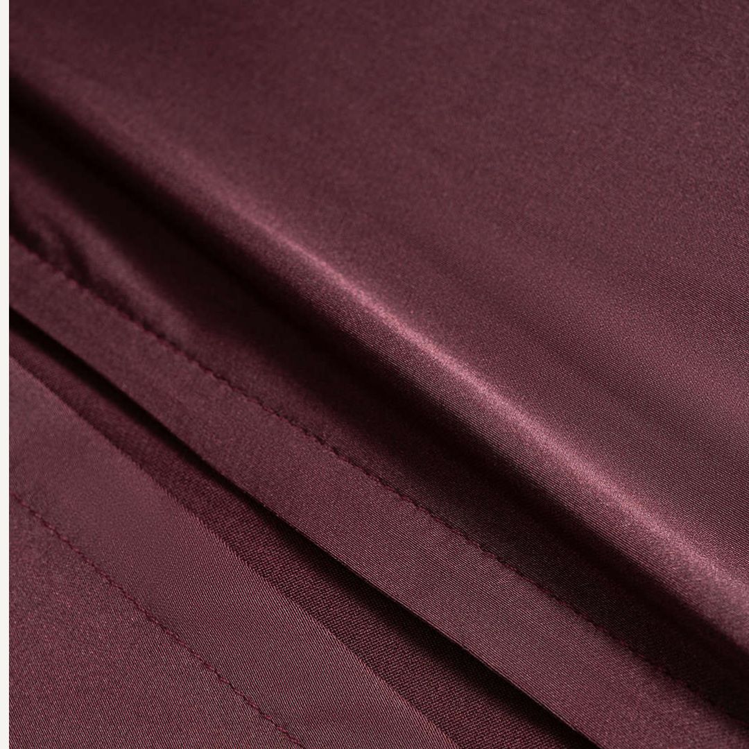 Vinröd satinklänning lång med smala axelband slits figurnära draperad byst