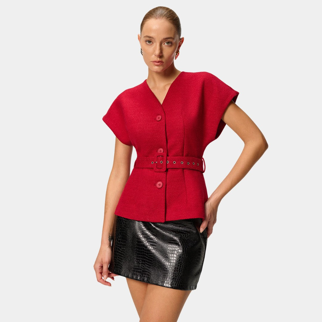 Kort röd väst i vävt tyg med bälte och knappar