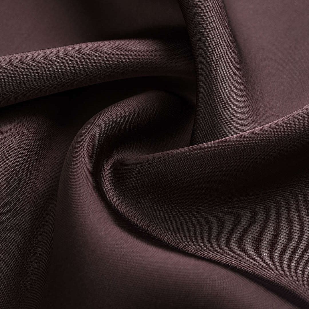 Brun satinklänning figurnära med hög ringning ärmlös design markerad midja bälte elegant