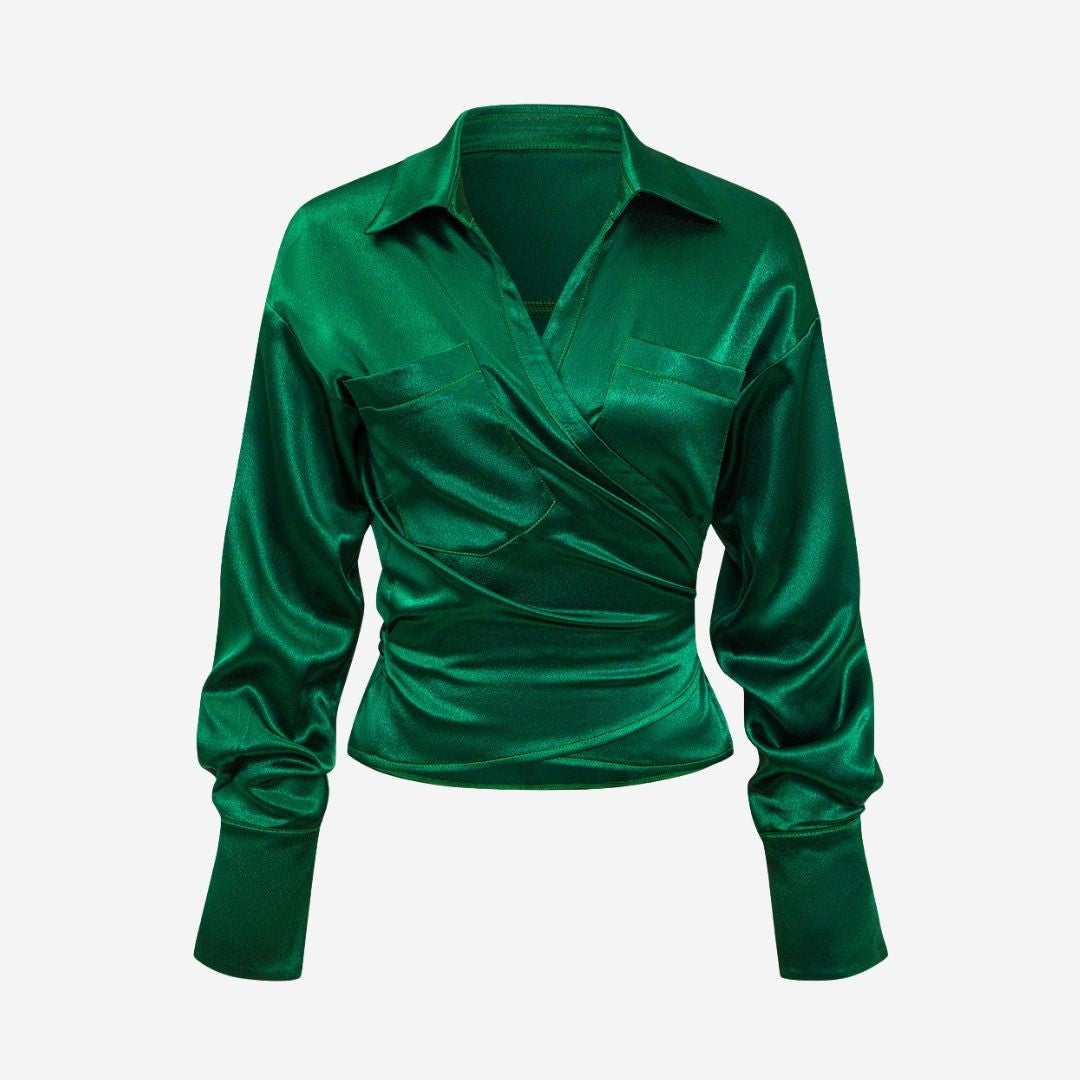 Smaragdgrön satintopp med omlottframsida och långa ärmar