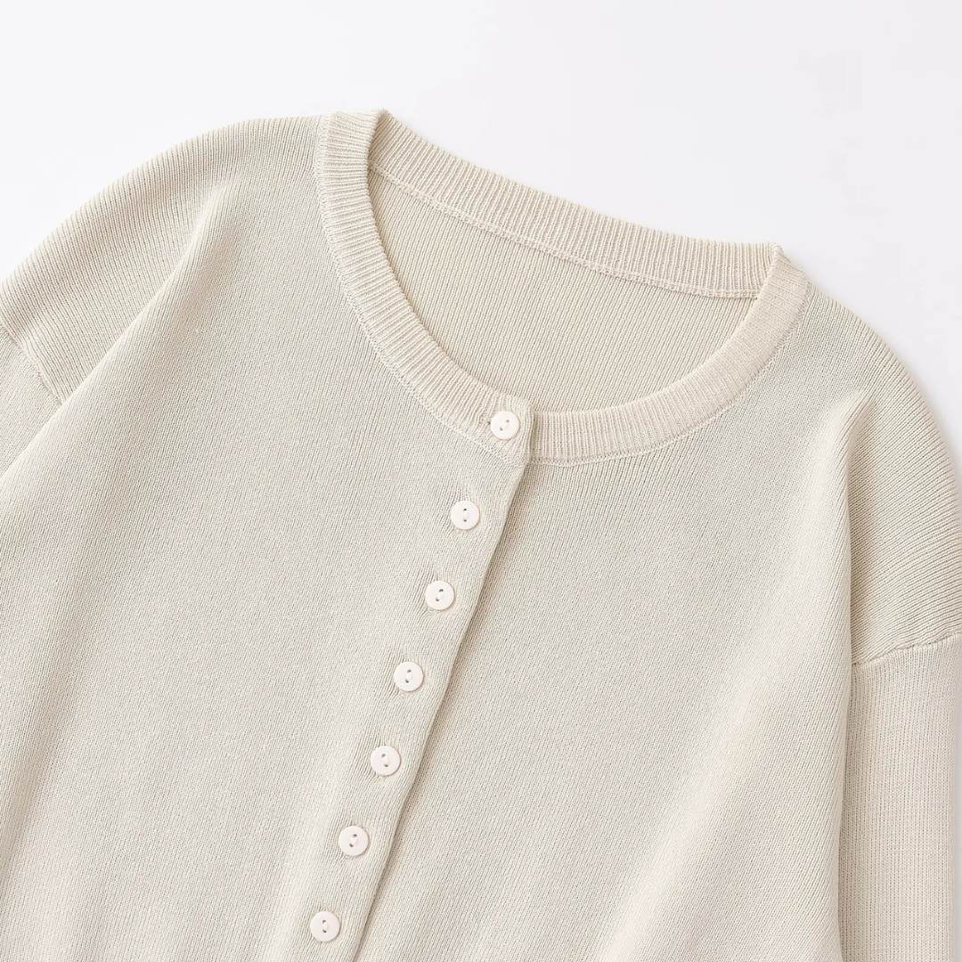 Beige ribbstickad damkofta med knappar