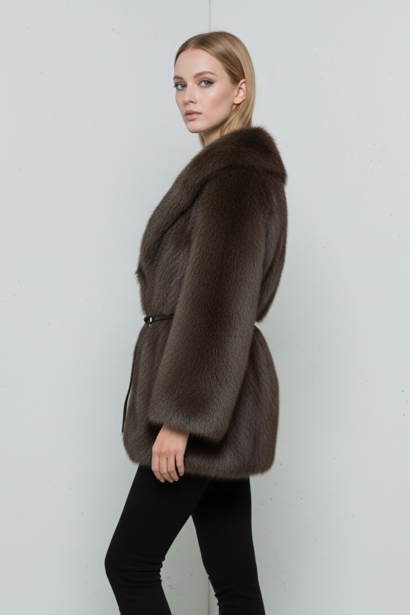 Pälsimitation kavajjacka med bälte och elegant silhuett