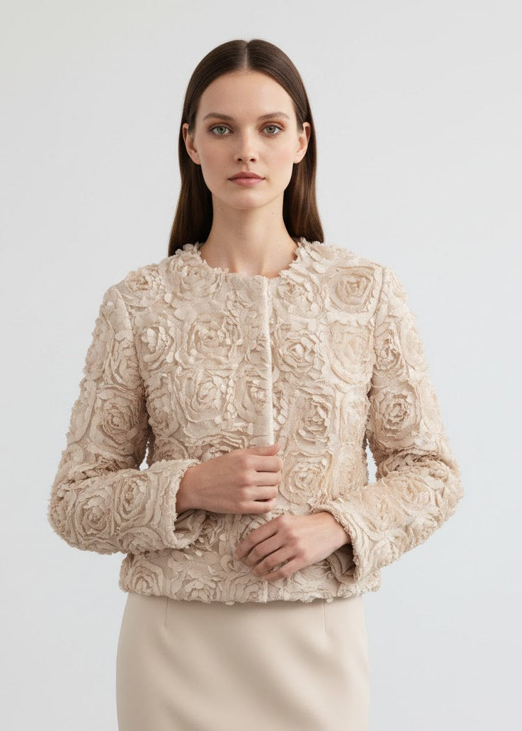 Vit kort jacka med 3D-blomdetaljer och öppen front