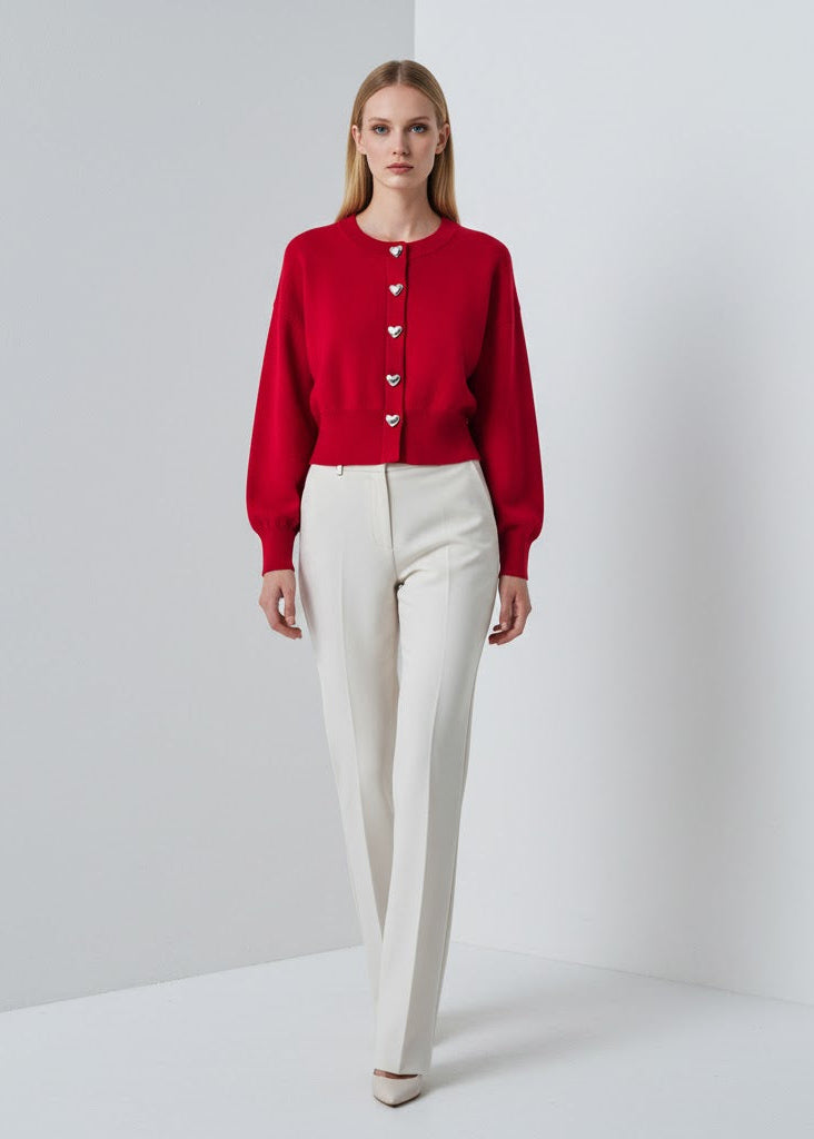 Röd kortstickad kofta med hjärtformade knappar