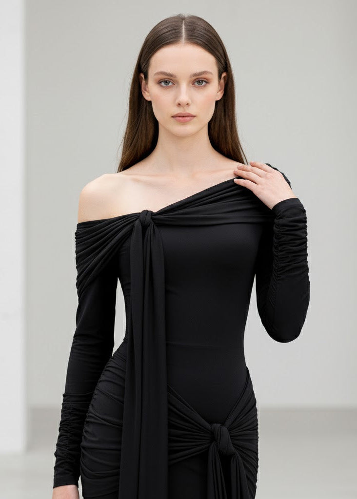 Axelbandslös lång klänning med draperade knytband och kroppsnära passform i mjuk stretchig trikå