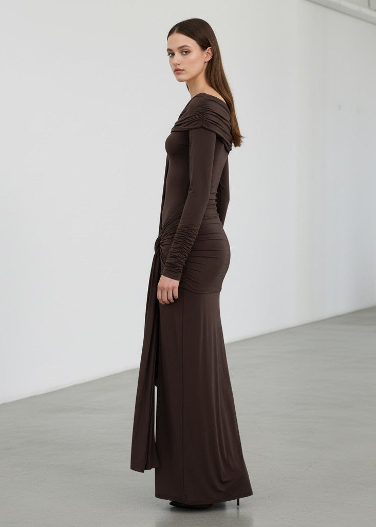 Axelbandslös lång klänning med draperade knytband och kroppsnära passform i mjuk stretchig trikå