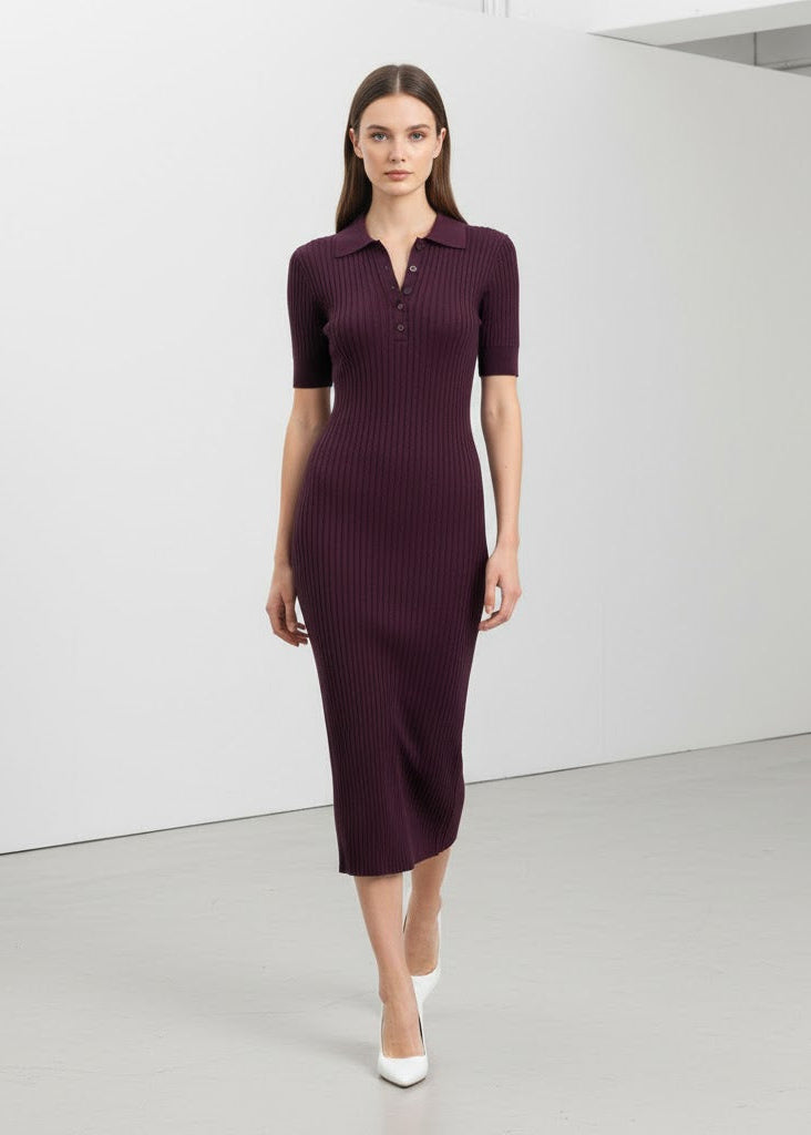 Ribbad stickad midiklänning med pikékrage och knappar