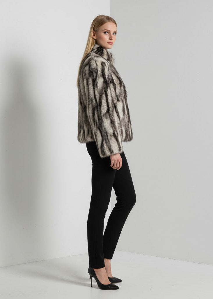 Kort fuskpälsjacka med djurmönster och dold knäppning