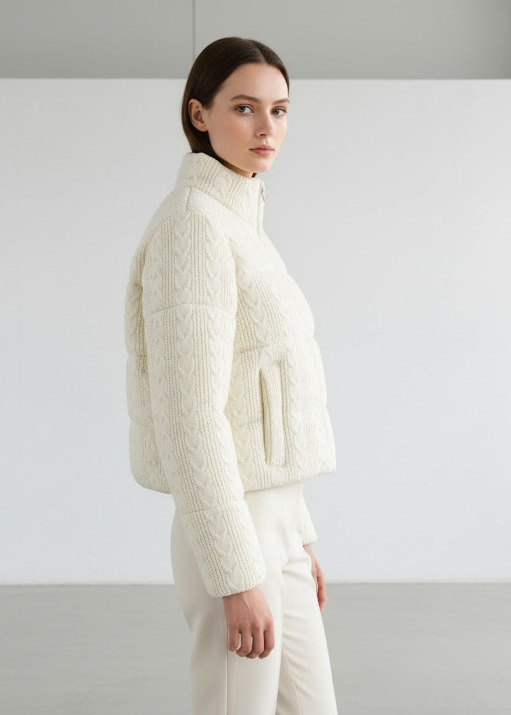 Vit vadderad jacka med stickad look och hög krage