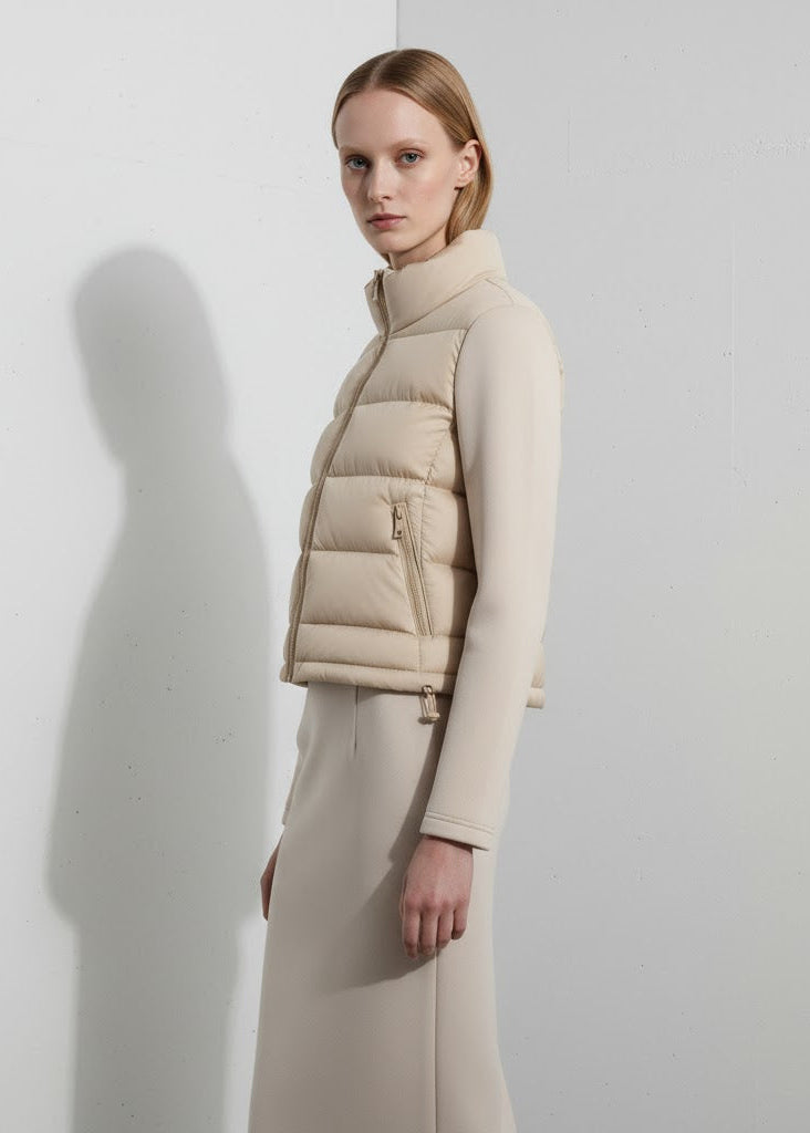 Kort lättvadderad jacka med ståkrage och smal passform