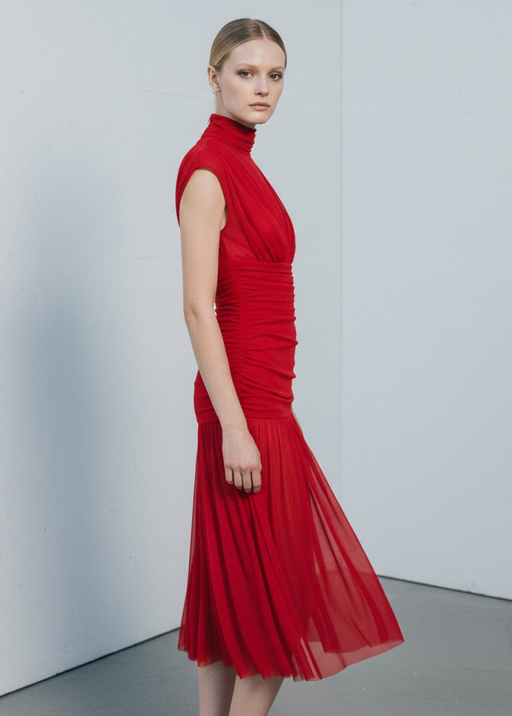 Midiklänning i mesh med polokrage och draperad överdel