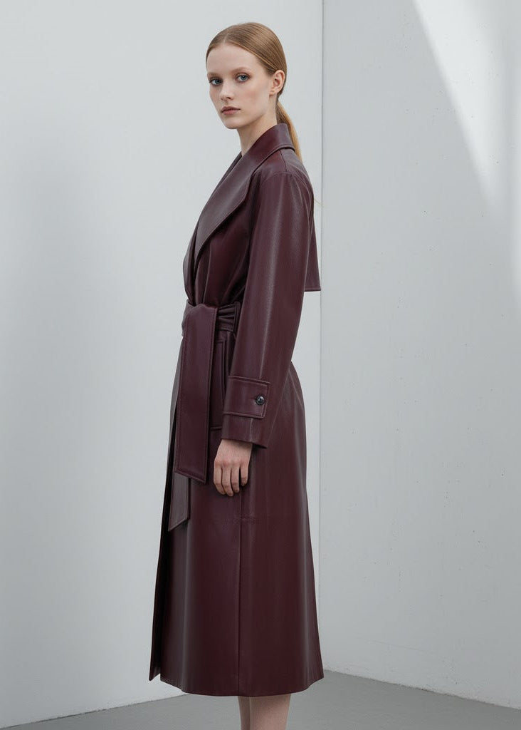Vinröd Lång vinröd trenchcoat i glansigt veganskt läder med bred krage och knytskärp