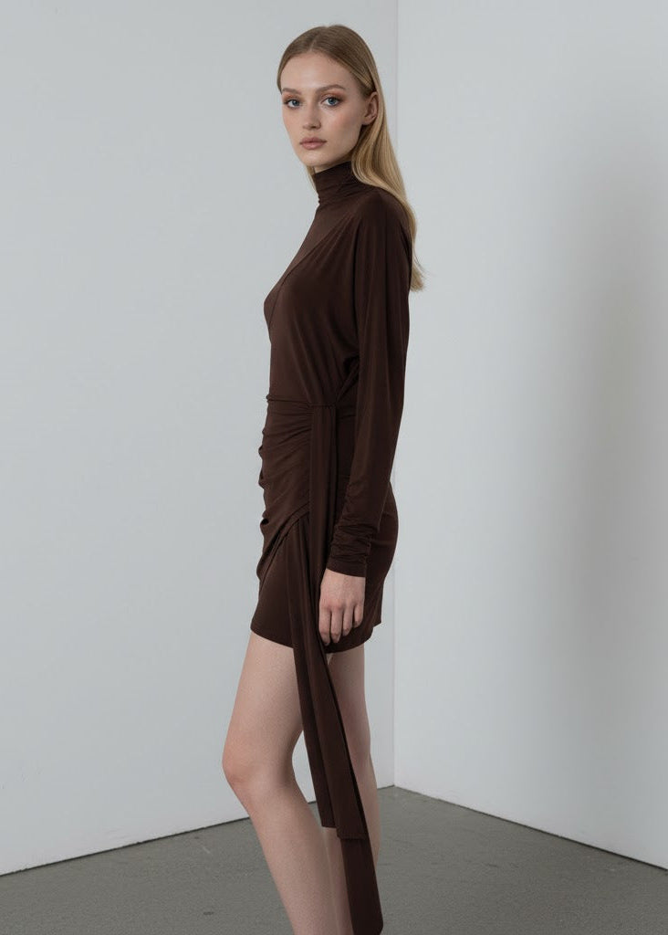 Asymmetrisk brun miniklänning med knytband och fladderärmar