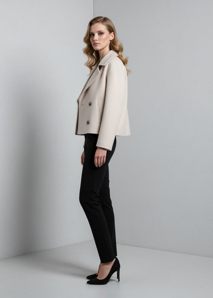 Kort dubbelknäppt jacka med krage och ullig finish