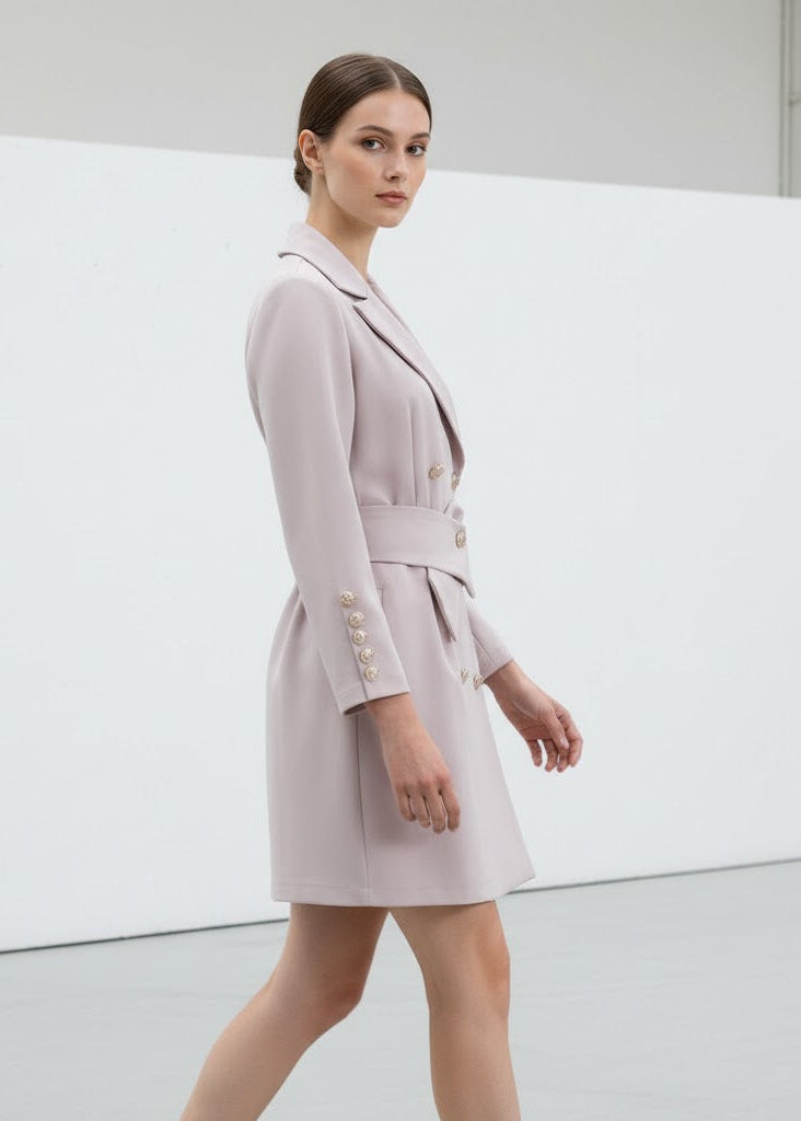 Kort dubbelknäppt kappa i blazerstil med skärp och dekorativa guldknappar