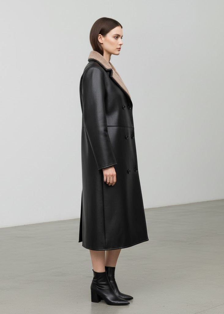 Svart Lång kappa i läderimitation med fuskpälskrage och dubbelknäppning