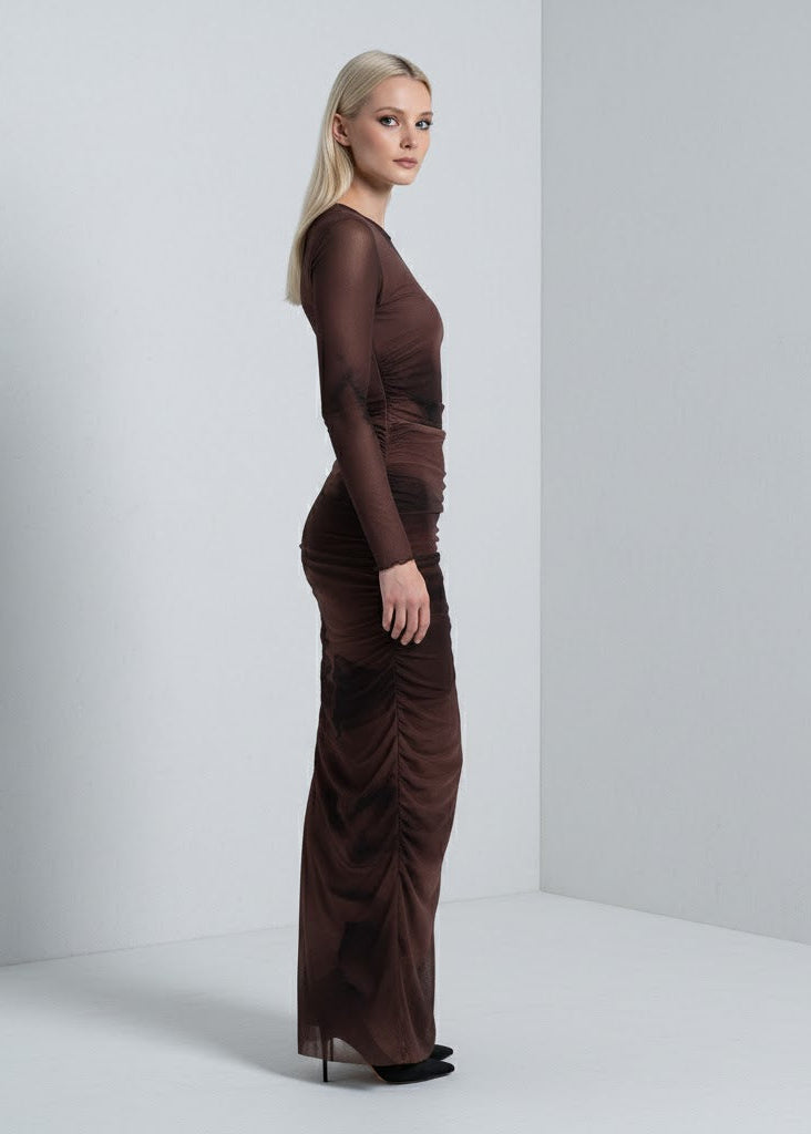 Långärmad maxiklänning i rödbrun tie-dye mesh med draperad design och figurnära siluett