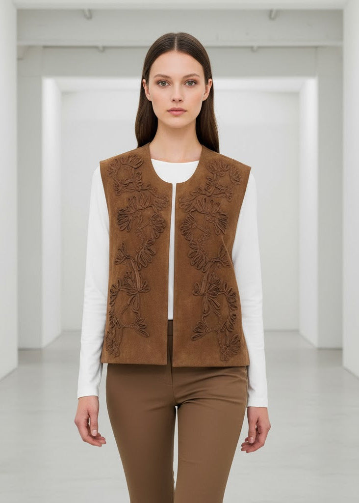 Broderad väst i kort modell med blommönster